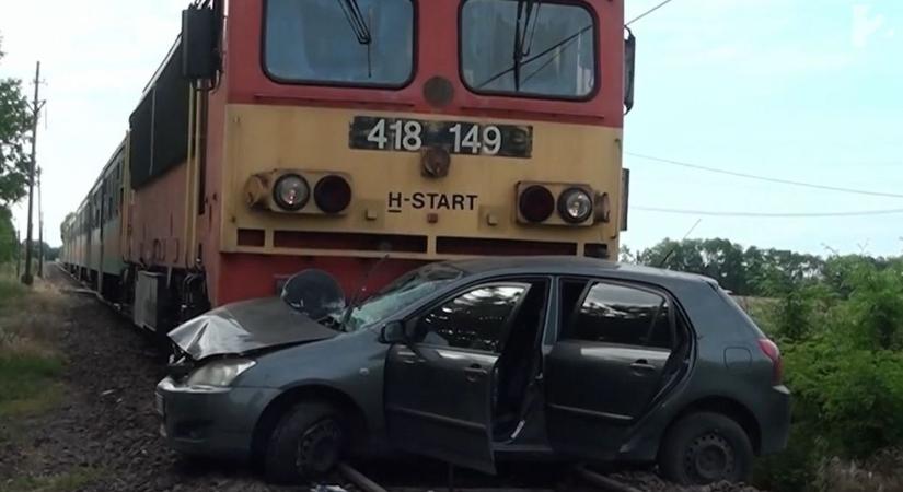 Brutális felvétel: métereken át tolt maga előtt egy kocsit a vonat