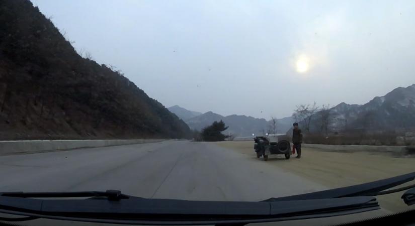 Így néz ki egy országút Észak-Koreában, Phenjantól 100 kilométerre
