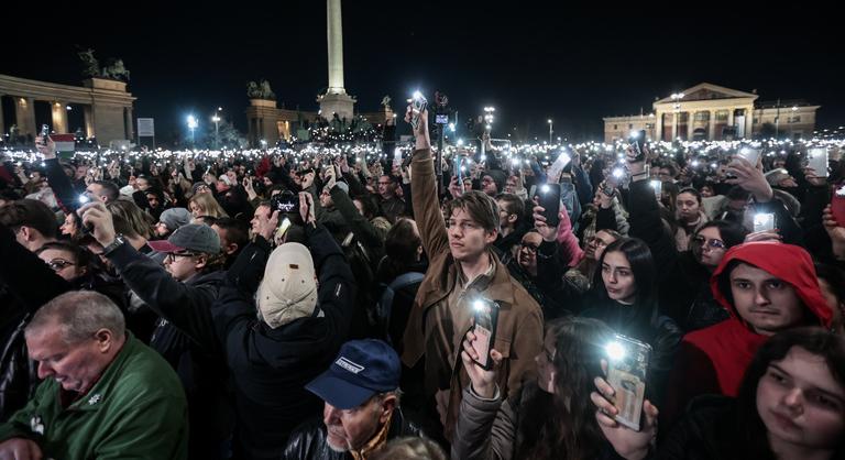 Kiderült, miért fogy el a mobiljel a tüntetéseken