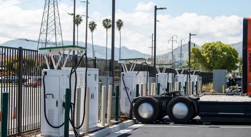 Kaliforniában már 1200 kilowattos töltőkkel várják a teherautókat
