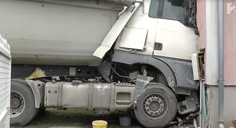 Családi ház oldalába fúródott egy teherautó Enyingen, az ott élők épp nem voltak otthon