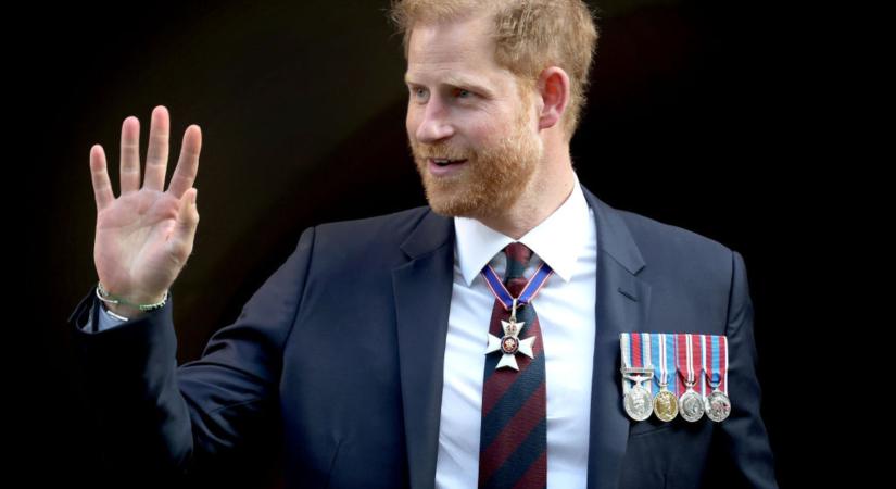 Harry újraegyesült Diana hercegné családjával, amíg Károly király kerti partit adott