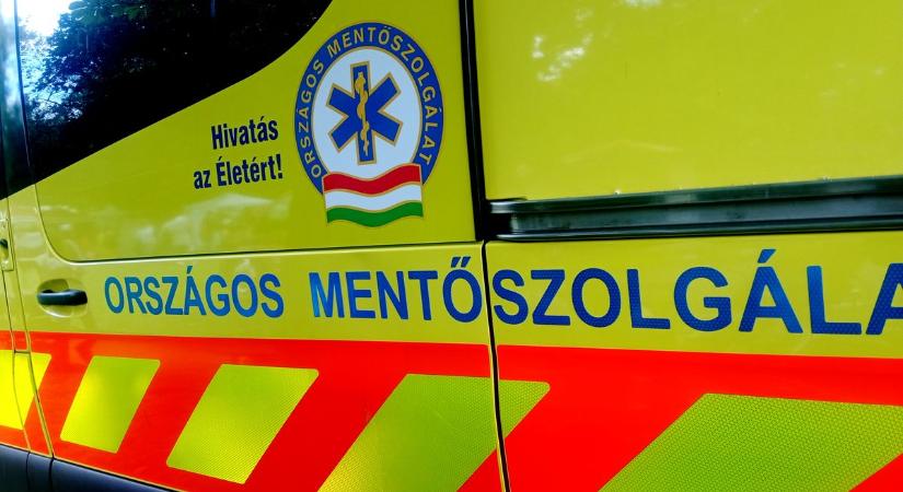 Rohant a mentő és a tűzoltó: 13 embert menekítettek ki egy lángoló kecskeméti társasházból