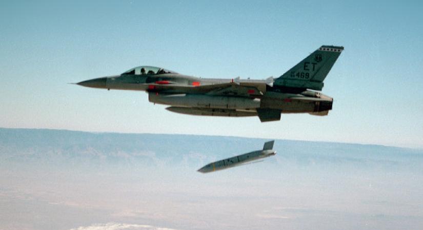 Újabb fegyverüzlet: korszerű amerikai rakétákkal szerelik fel a román légierő F-16-osait