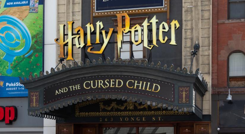 A Harry Potter rajongóknak határ a csillagos ég: luxusingatlan áráért kelhet el az első kötet borítója