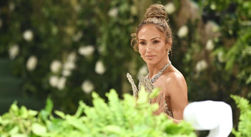 Jennifer Lopez extravagáns szettben és egy méregdrága táskával járja Párizs utcáit