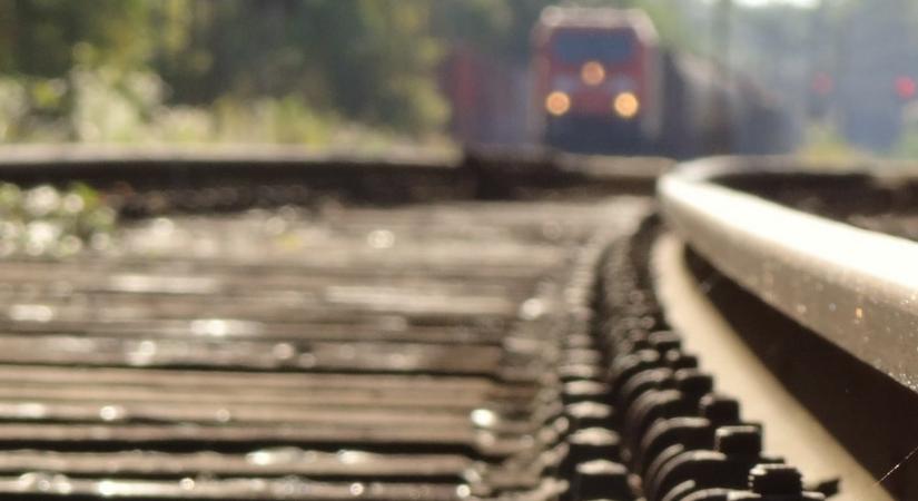 Dráma a síneken: összeengedték a vonattal a kamiont – VIDEÓ
