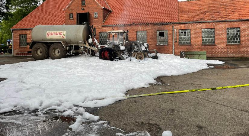 Leégett egy Fendt traktor, veszélyesen közel a tehénistállóhoz