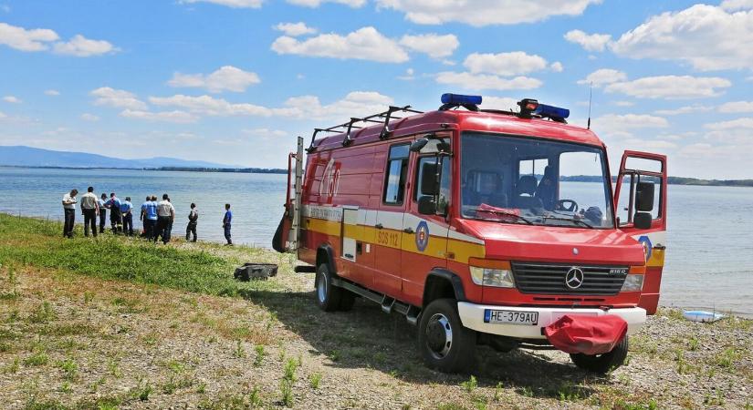 TRAGÉDIA: Egy férfi holtteste lebegett a tó felszínén, tűzoltók húzták ki a partra
