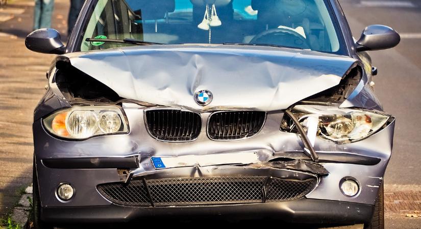 Manipulált fotón a törött autó, hamis rendszám – ilyen trükkökkel próbálkoznak a biztosítási csalók