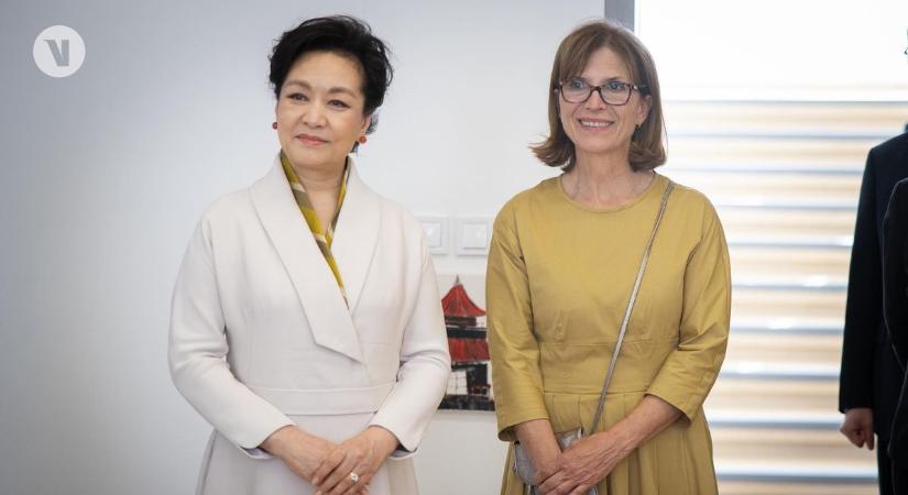 Lévai Anikó a kínai elnök feleségével látogatott meg egy iskolát