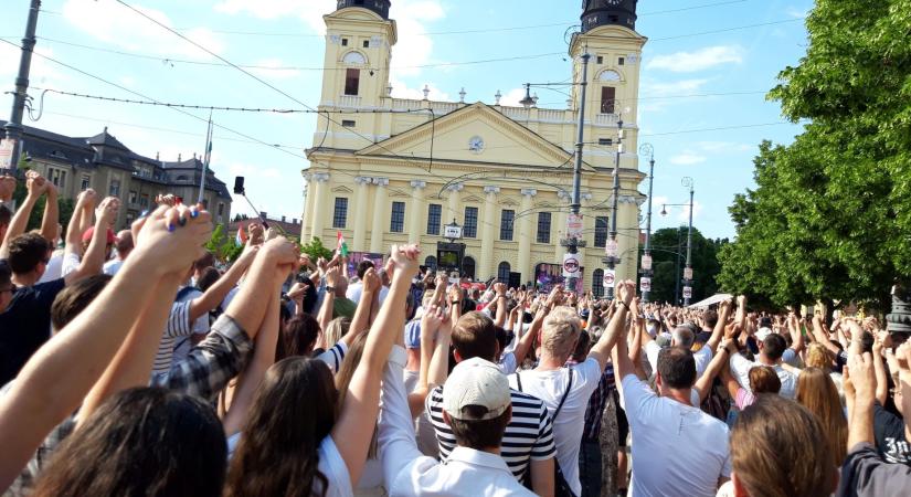 Miskolcon is áthúzott nadrágszíjas plakátokkal várják Magyar Pétert
