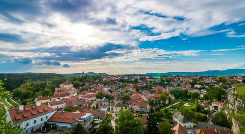 Kámforrá vált egy egész ház a magyar faluban, miután ástak mellette egy gödröt