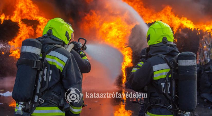Felgyújtottak egy kukát Szegeden, két autót is elért a tűz