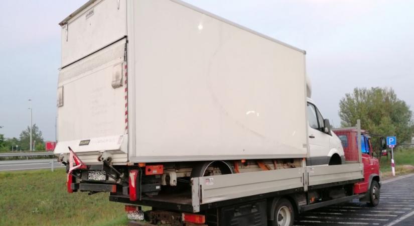 36 menekültet találtak a rendőrök egy teherautóban Tárnoknál