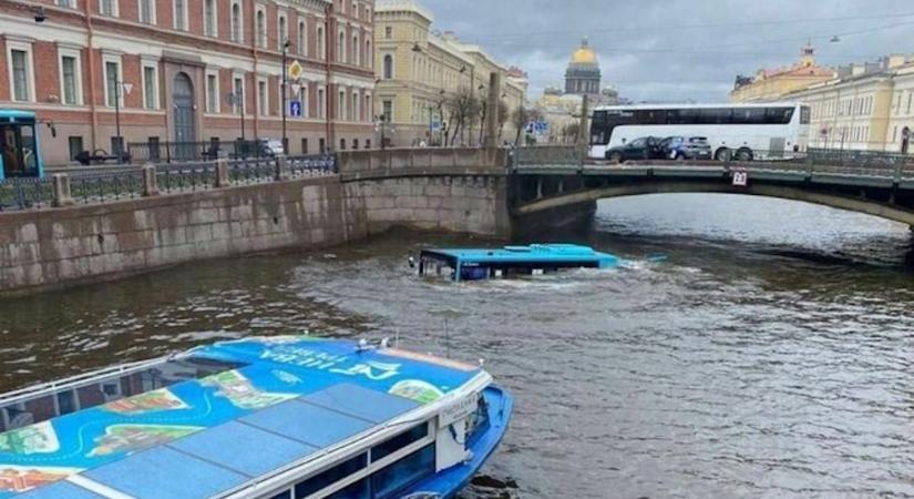 Videón, ahogy folyóba zuhan egy utasokkal teli busz Szentpéterváron
