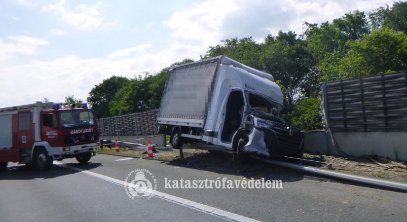 Fennakadt az M7-es szalagkorlátján, a zajvédőfalat is kidöntötte egy teherautó – fotók