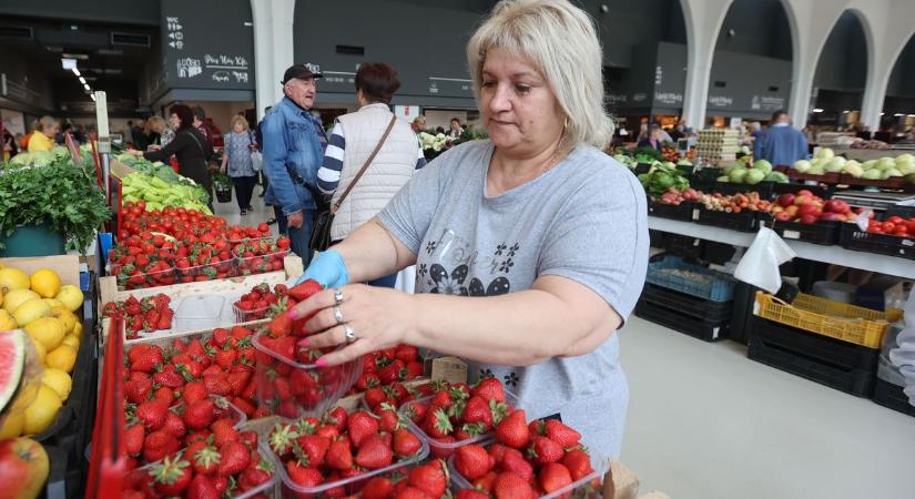 Roskadoznak a piacokon az asztalok a földiepertől