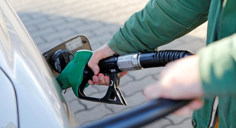 A benzin 10 forinttal olcsóbb, a dízel 1 forinttal drágább a szomszéd országok átlagáránál