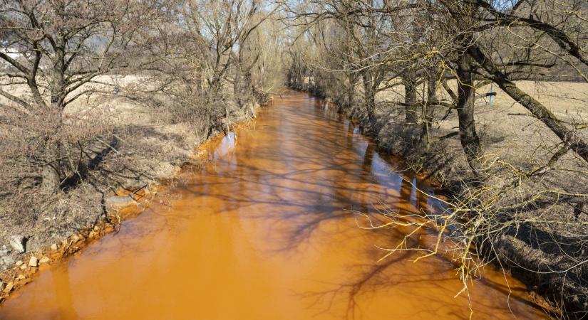 Narancssárga lett az ország egyik legnagyobb folyója - Mégis, mi történt megint?