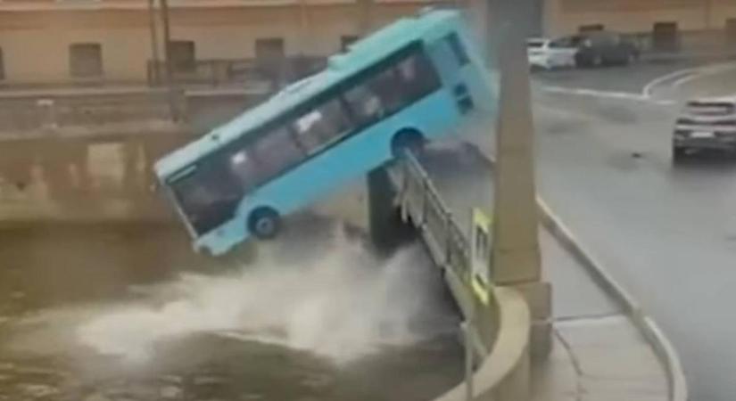 Folyóba zuhant egy utasokkal teli busz Szentépterváron - többen meghaltak - videón a tragédia