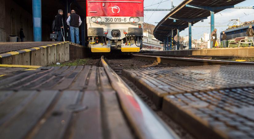 TRAGÉDIA: Tehervonat elé feküdt egy nő a vasútállomáson