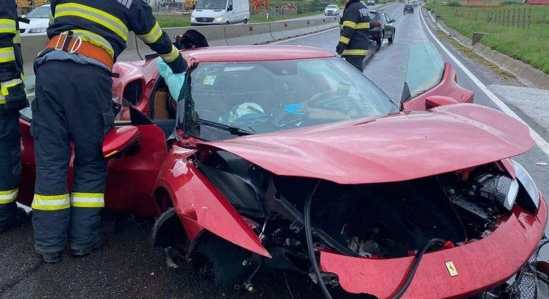 Nem mindennapi baleset: összetörtek egy Ferrarit