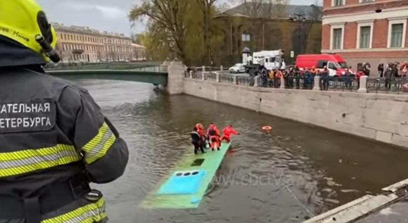 Tömött autóbusz hajtott a folyóba, többen meghaltak