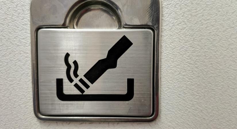 Tilos a dohányzás! Miért van akkor hamutartó a repülőgépeken