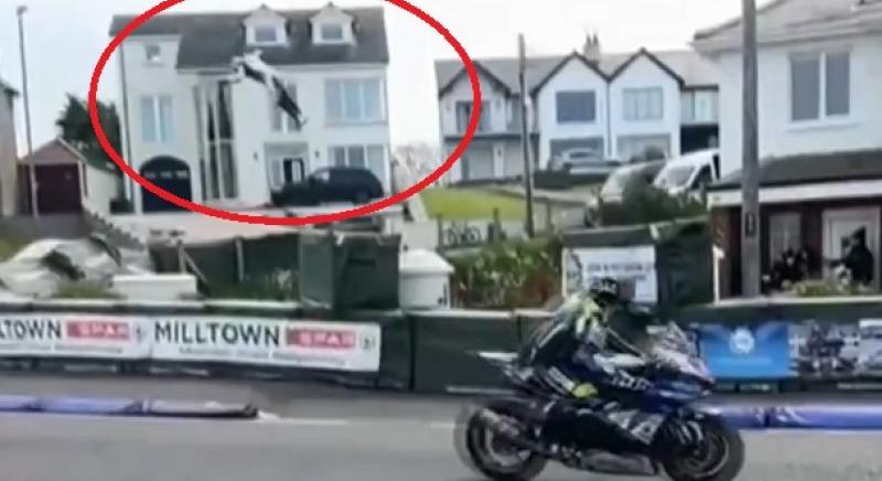 Hét méter magasba repült és egy autón landolt egy motoros az utcai versenyen – videó