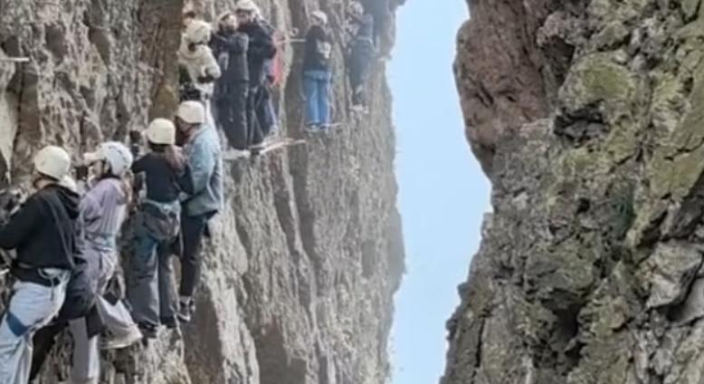 Két órára szikla szélén rekedt egy turistacsoport Kínában