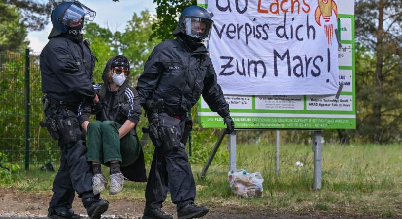 Összecsaptak a rendőrökkel a németországi TESLA bővítése ellen tüntetők