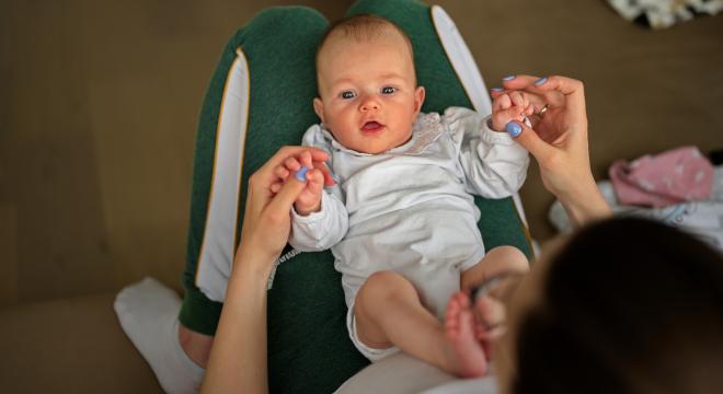Otthon végezhető gyakorlattal fejleszthető a csecsemők csípőízülete