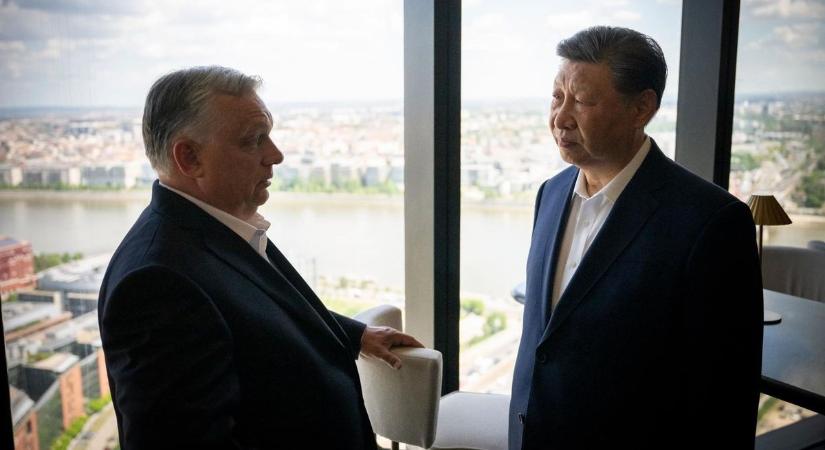 Bombameglepetés: legendás vendégek tűntek fel Orbán Viktor és a kínai elnök találkozóján – fotó