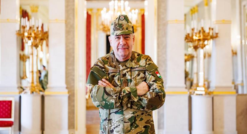 A Blikk megtudta: ezért volt szüksége az államfőnek az új katonai egyenruhára