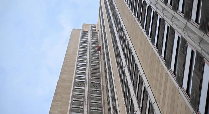 Megdőlt a rekord: egy 79 éves férfi lett a legidősebb ember, aki leereszkedett az Empire State Buildingről