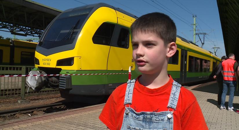 Közlekedésbiztonsági bemutatókkal várta az érdeklődőket a GYSEV Zrt. a soproni vasútállomáson  videó