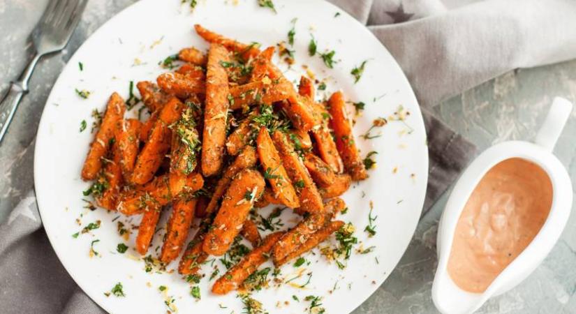 Kalóriaszegény pirított sárgarépa fokhagymásan: tökéletes köret krumpli helyett