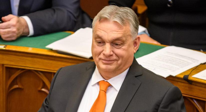 Omladozó épület előtt szelfizett Orbán Viktor, hét éve nem adják ki a megítélt pénzt a felújítására