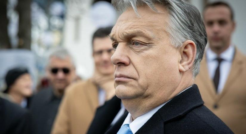 Milliárdos oligarcha unokaöccsével az oldalán magyarázott Orbán Esztergomban arról, hogy a hatalom és a pénz áll szemben a békevággyal