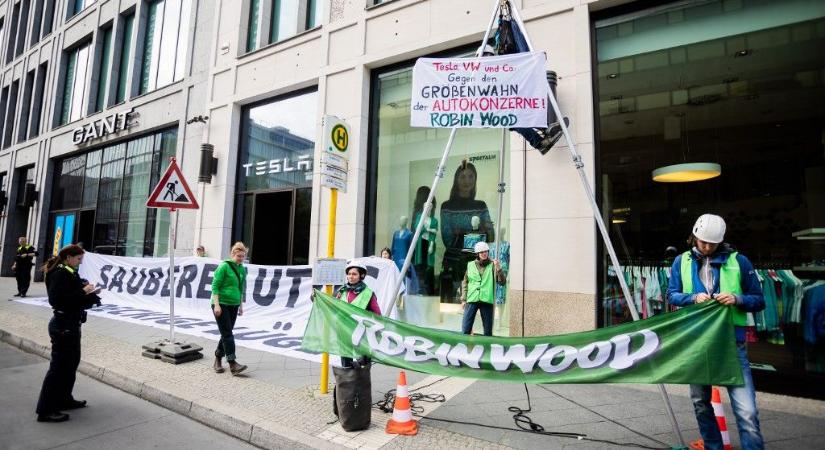 Környezetvédelmi aktivisták rohamozták meg a Tesla gyárát Németországban