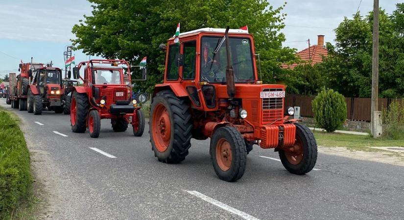 Kétszázötven traktor menetelt végig Helvécia utcáin – galériákkal, videóval