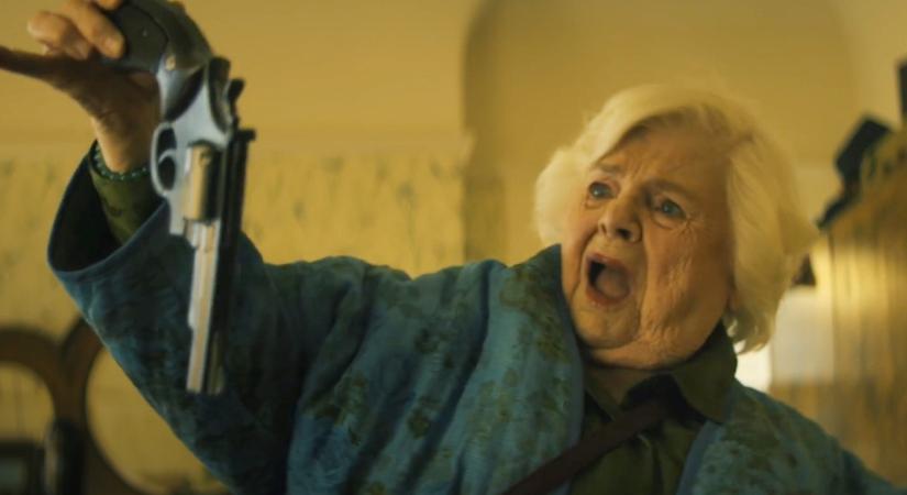 Megérkezett a Thelma elképesztően bájos előzetese, melyben egy 93(!) éves nyugdíjas néni áll bosszút azokon, akik meglovasították a pénzét
