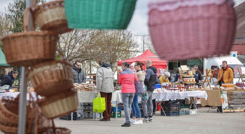 Kézműves remekművek és bolhapiaci kincsek keresik a gazdájukat