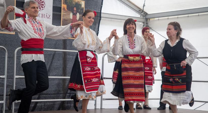 Napsütésben a hagyományőrzés csúcsa: fotókon a nagy, tatabányai népművészeti fesztivál