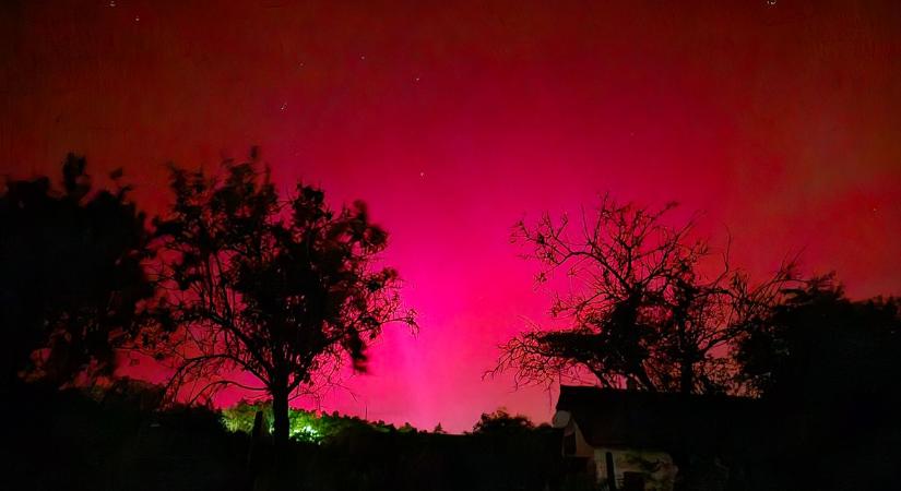 Sarki fény Balatonfüred felett: vörösen izzott az égbolt