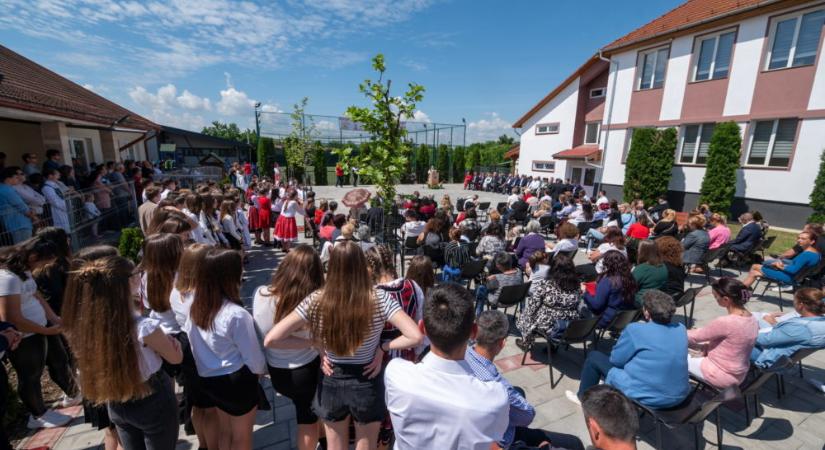 Felavatták az erdélyi Körtvélyfája felújított iskoláját