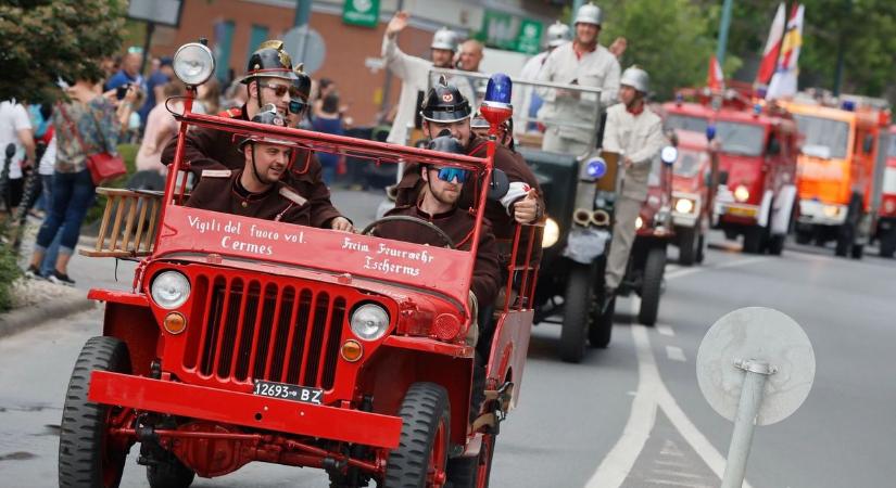 Oldtimer tűzoltóautók hajtottak végig Gyula belvárosán – galériával, videóval