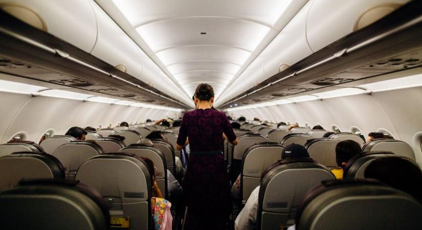 Botrány a repülőgépen: az utasok szeme láttára kezdett el szexelni egy pár