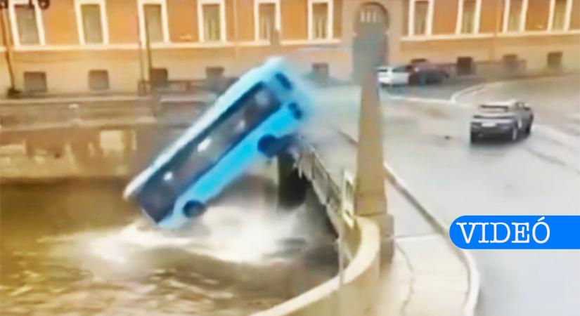 Autónak csapódott, majd folyóba hajtott egy busz Szentpéterváron